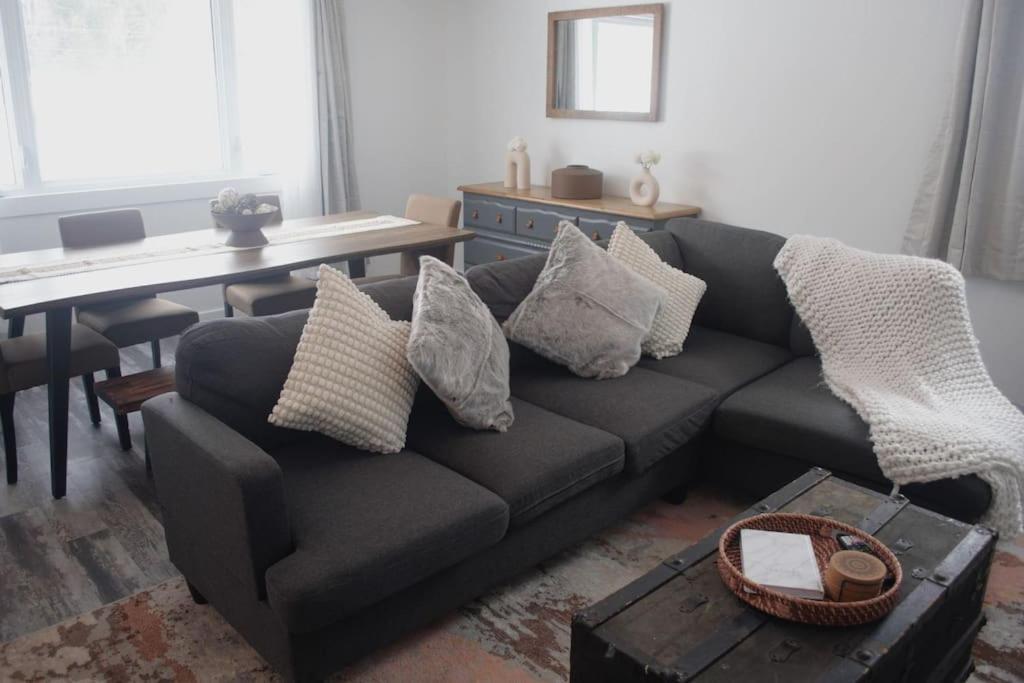 Private Cottage With Huge Private Dog Park! Barrys Bay المظهر الخارجي الصورة